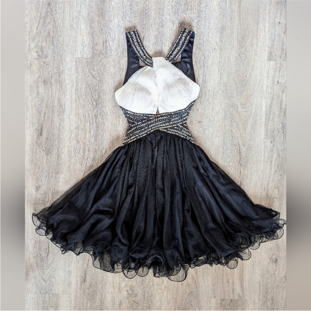 Fancy unique black & white tulle halter mini dress. By Blondie. Size 1 - Picture 6 of 9